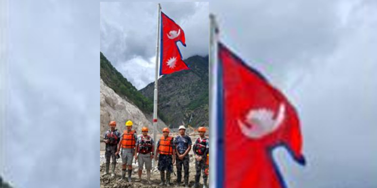 टिमुरेस्थित नेपाल-चीन सीमामा राष्ट्रिय झण्डा पुनस्स्थापित गरियो