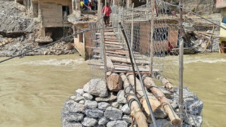 बाढीले आवतजावत रोकिएपछि बेत्रावतीमा निर्माण गरियो अस्थायी काठको पुल